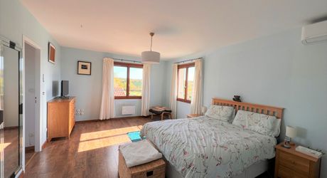 BELLE MAISON DE 4 CHAMBRES AVEC PISCINE EN TERRASSE, POOLHOUSE, 2 GARAGES, ABRI VOITURES, VUES BUCOLIQUES. 1 HECTARE DE TERRAIN. PROCHE DE ST ALVERE. PF90325