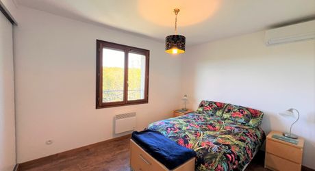 BELLE MAISON DE 4 CHAMBRES AVEC PISCINE EN TERRASSE, POOLHOUSE, 2 GARAGES, ABRI VOITURES, VUES BUCOLIQUES. 1 HECTARE DE TERRAIN. PROCHE DE ST ALVERE. PF90325