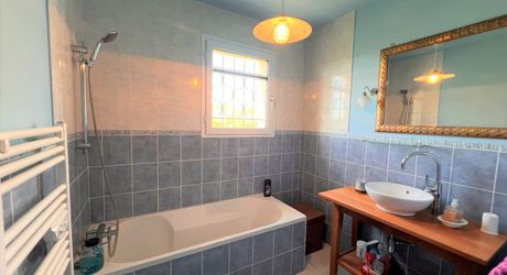 BELLE MAISON DE 4 CHAMBRES AVEC PISCINE EN TERRASSE, POOLHOUSE, 2 GARAGES, ABRI VOITURES, VUES BUCOLIQUES. 1 HECTARE DE TERRAIN. PROCHE DE ST ALVERE. PF90325