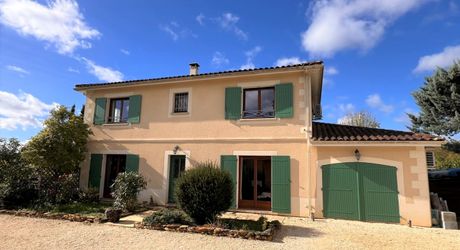 BELLE MAISON DE 4 CHAMBRES AVEC PISCINE EN TERRASSE, POOLHOUSE, 2 GARAGES, ABRI VOITURES, VUES BUCOLIQUES. 1 HECTARE DE TERRAIN. PROCHE DE ST ALVERE. PF90325