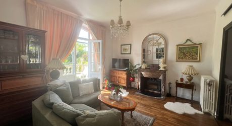 CHARMANTE MAISON DE 4/5 CHAMBRES EN EXCELLENT ÉTAT AU BUGUE AVEC JOLIS JARDINS, TERRASSES, GRAND STUDIO, GARAGE, PAVILLON D'ÉTÉ, SUR UN TERRAIN DE 1600 M². À DISTANCE DE MARCHE DE TOUTES COMMODITÉS ! PF90327