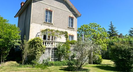 CHARMANTE MAISON DE 4/5 CHAMBRES EN EXCELLENT ÉTAT AU BUGUE AVEC JOLIS JARDINS, TERRASSES, GRAND STUDIO, GARAGE, PAVILLON D'ÉTÉ, SUR UN TERRAIN DE 1600 M². À DISTANCE DE MARCHE DE TOUTES COMMODITÉS ! PF90327