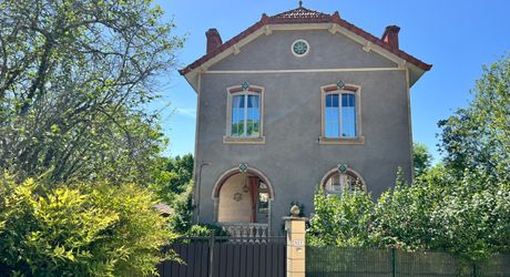 CHARMANTE MAISON DE 4/5 CHAMBRES EN EXCELLENT ÉTAT AU BUGUE AVEC JOLIS JARDINS, TERRASSES, GRAND STUDIO, GARAGE, PAVILLON D'ÉTÉ, SUR UN TERRAIN DE 1600 M². À DISTANCE DE MARCHE DE TOUTES COMMODITÉS ! PF90327