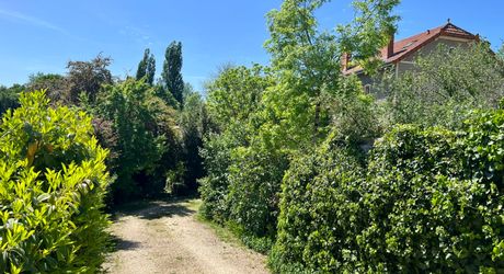 CHARMANTE MAISON DE 4/5 CHAMBRES EN EXCELLENT ÉTAT AU BUGUE AVEC JOLIS JARDINS, TERRASSES, GRAND STUDIO, GARAGE, PAVILLON D'ÉTÉ, SUR UN TERRAIN DE 1600 M². À DISTANCE DE MARCHE DE TOUTES COMMODITÉS ! PF90327
