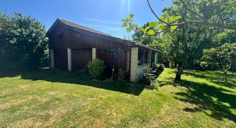 CHARMANTE MAISON DE 4/5 CHAMBRES EN EXCELLENT ÉTAT AU BUGUE AVEC JOLIS JARDINS, TERRASSES, GRAND STUDIO, GARAGE, PAVILLON D'ÉTÉ, SUR UN TERRAIN DE 1600 M². À DISTANCE DE MARCHE DE TOUTES COMMODITÉS ! PF90327
