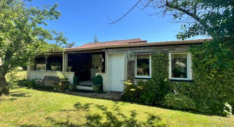 CHARMANTE MAISON DE 4/5 CHAMBRES EN EXCELLENT ÉTAT AU BUGUE AVEC JOLIS JARDINS, TERRASSES, GRAND STUDIO, GARAGE, PAVILLON D'ÉTÉ, SUR UN TERRAIN DE 1600 M². À DISTANCE DE MARCHE DE TOUTES COMMODITÉS ! PF90327