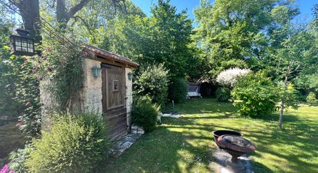 CHARMANTE MAISON DE 4/5 CHAMBRES EN EXCELLENT ÉTAT AU BUGUE AVEC JOLIS JARDINS, TERRASSES, GRAND STUDIO, GARAGE, PAVILLON D'ÉTÉ, SUR UN TERRAIN DE 1600 M². À DISTANCE DE MARCHE DE TOUTES COMMODITÉS ! PF90327