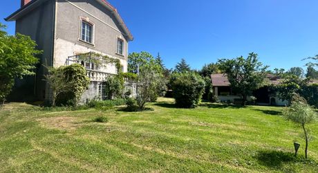 CHARMANTE MAISON DE 4/5 CHAMBRES EN EXCELLENT ÉTAT AU BUGUE AVEC JOLIS JARDINS, TERRASSES, GRAND STUDIO, GARAGE, PAVILLON D'ÉTÉ, SUR UN TERRAIN DE 1600 M². À DISTANCE DE MARCHE DE TOUTES COMMODITÉS ! PF90327