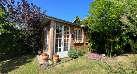 CHARMANTE MAISON DE 4/5 CHAMBRES EN EXCELLENT ÉTAT AU BUGUE AVEC JOLIS JARDINS, TERRASSES, GRAND STUDIO, GARAGE, PAVILLON D'ÉTÉ, SUR UN TERRAIN DE 1600 M². À DISTANCE DE MARCHE DE TOUTES COMMODITÉS ! PF90327