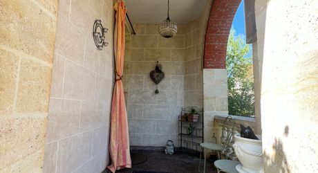 CHARMANTE MAISON DE 4/5 CHAMBRES EN EXCELLENT ÉTAT AU BUGUE AVEC JOLIS JARDINS, TERRASSES, GRAND STUDIO, GARAGE, PAVILLON D'ÉTÉ, SUR UN TERRAIN DE 1600 M². À DISTANCE DE MARCHE DE TOUTES COMMODITÉS ! PF90327