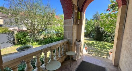 CHARMANTE MAISON DE 4/5 CHAMBRES EN EXCELLENT ÉTAT AU BUGUE AVEC JOLIS JARDINS, TERRASSES, GRAND STUDIO, GARAGE, PAVILLON D'ÉTÉ, SUR UN TERRAIN DE 1600 M². À DISTANCE DE MARCHE DE TOUTES COMMODITÉS ! PF90327