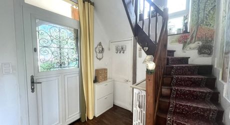 CHARMANTE MAISON DE 4/5 CHAMBRES EN EXCELLENT ÉTAT AU BUGUE AVEC JOLIS JARDINS, TERRASSES, GRAND STUDIO, GARAGE, PAVILLON D'ÉTÉ, SUR UN TERRAIN DE 1600 M². À DISTANCE DE MARCHE DE TOUTES COMMODITÉS ! PF90327
