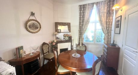 CHARMANTE MAISON DE 4/5 CHAMBRES EN EXCELLENT ÉTAT AU BUGUE AVEC JOLIS JARDINS, TERRASSES, GRAND STUDIO, GARAGE, PAVILLON D'ÉTÉ, SUR UN TERRAIN DE 1600 M². À DISTANCE DE MARCHE DE TOUTES COMMODITÉS ! PF90327