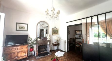 CHARMANTE MAISON DE 4/5 CHAMBRES EN EXCELLENT ÉTAT AU BUGUE AVEC JOLIS JARDINS, TERRASSES, GRAND STUDIO, GARAGE, PAVILLON D'ÉTÉ, SUR UN TERRAIN DE 1600 M². À DISTANCE DE MARCHE DE TOUTES COMMODITÉS ! PF90327