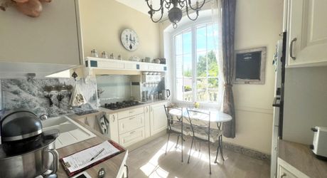 CHARMANTE MAISON DE 4/5 CHAMBRES EN EXCELLENT ÉTAT AU BUGUE AVEC JOLIS JARDINS, TERRASSES, GRAND STUDIO, GARAGE, PAVILLON D'ÉTÉ, SUR UN TERRAIN DE 1600 M². À DISTANCE DE MARCHE DE TOUTES COMMODITÉS ! PF90327