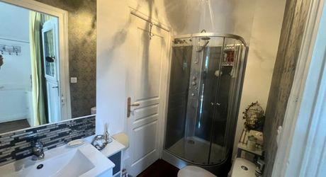CHARMANTE MAISON DE 4/5 CHAMBRES EN EXCELLENT ÉTAT AU BUGUE AVEC JOLIS JARDINS, TERRASSES, GRAND STUDIO, GARAGE, PAVILLON D'ÉTÉ, SUR UN TERRAIN DE 1600 M². À DISTANCE DE MARCHE DE TOUTES COMMODITÉS ! PF90327