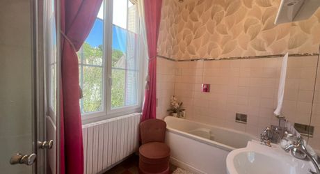 CHARMANTE MAISON DE 4/5 CHAMBRES EN EXCELLENT ÉTAT AU BUGUE AVEC JOLIS JARDINS, TERRASSES, GRAND STUDIO, GARAGE, PAVILLON D'ÉTÉ, SUR UN TERRAIN DE 1600 M². À DISTANCE DE MARCHE DE TOUTES COMMODITÉS ! PF90327