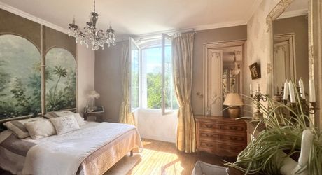 CHARMANTE MAISON DE 4/5 CHAMBRES EN EXCELLENT ÉTAT AU BUGUE AVEC JOLIS JARDINS, TERRASSES, GRAND STUDIO, GARAGE, PAVILLON D'ÉTÉ, SUR UN TERRAIN DE 1600 M². À DISTANCE DE MARCHE DE TOUTES COMMODITÉS ! PF90327