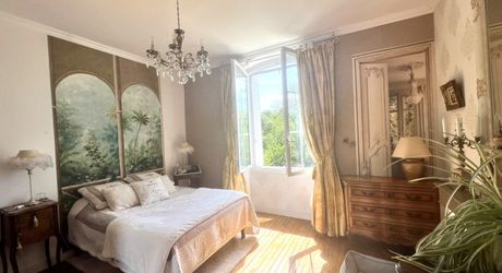 CHARMANTE MAISON DE 4/5 CHAMBRES EN EXCELLENT ÉTAT AU BUGUE AVEC JOLIS JARDINS, TERRASSES, GRAND STUDIO, GARAGE, PAVILLON D'ÉTÉ, SUR UN TERRAIN DE 1600 M². À DISTANCE DE MARCHE DE TOUTES COMMODITÉS ! PF90327