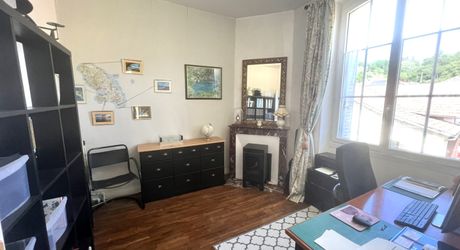 CHARMANTE MAISON DE 4/5 CHAMBRES EN EXCELLENT ÉTAT AU BUGUE AVEC JOLIS JARDINS, TERRASSES, GRAND STUDIO, GARAGE, PAVILLON D'ÉTÉ, SUR UN TERRAIN DE 1600 M². À DISTANCE DE MARCHE DE TOUTES COMMODITÉS ! PF90327