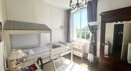 CHARMANTE MAISON DE 4/5 CHAMBRES EN EXCELLENT ÉTAT AU BUGUE AVEC JOLIS JARDINS, TERRASSES, GRAND STUDIO, GARAGE, PAVILLON D'ÉTÉ, SUR UN TERRAIN DE 1600 M². À DISTANCE DE MARCHE DE TOUTES COMMODITÉS ! PF90327