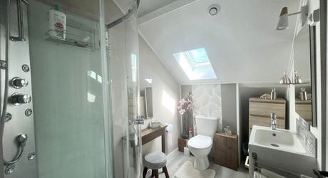 CHARMANTE MAISON DE 4/5 CHAMBRES EN EXCELLENT ÉTAT AU BUGUE AVEC JOLIS JARDINS, TERRASSES, GRAND STUDIO, GARAGE, PAVILLON D'ÉTÉ, SUR UN TERRAIN DE 1600 M². À DISTANCE DE MARCHE DE TOUTES COMMODITÉS ! PF90327