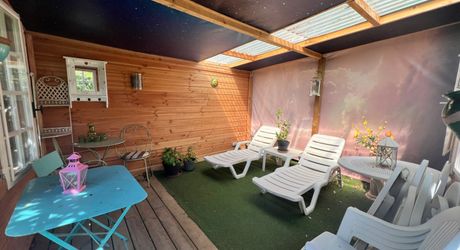 CHARMANTE MAISON DE 4/5 CHAMBRES EN EXCELLENT ÉTAT AU BUGUE AVEC JOLIS JARDINS, TERRASSES, GRAND STUDIO, GARAGE, PAVILLON D'ÉTÉ, SUR UN TERRAIN DE 1600 M². À DISTANCE DE MARCHE DE TOUTES COMMODITÉS ! PF90327
