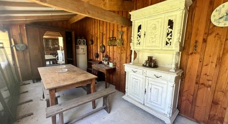 CHARMANTE MAISON DE 4/5 CHAMBRES EN EXCELLENT ÉTAT AU BUGUE AVEC JOLIS JARDINS, TERRASSES, GRAND STUDIO, GARAGE, PAVILLON D'ÉTÉ, SUR UN TERRAIN DE 1600 M². À DISTANCE DE MARCHE DE TOUTES COMMODITÉS ! PF90327