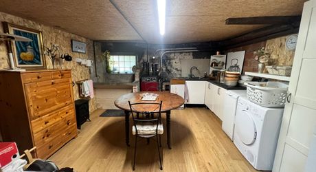 CHARMANTE MAISON DE 4/5 CHAMBRES EN EXCELLENT ÉTAT AU BUGUE AVEC JOLIS JARDINS, TERRASSES, GRAND STUDIO, GARAGE, PAVILLON D'ÉTÉ, SUR UN TERRAIN DE 1600 M². À DISTANCE DE MARCHE DE TOUTES COMMODITÉS ! PF90327