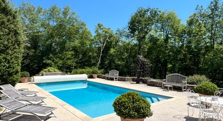 UNE PROPRIÉTÉ CAPTIVANTE COMPRENANT UNE IMPRESSIONNANTE MAISON PRINCIPALE, UNE TOUR ET UN STUDIO APPARTEMENT, 2 BELLES MAISONS D'AMIS, PISCINE ET GARAGE, SUR PLUS DE 7 HECTARES AVEC UNE VUE À COUPER LE SOUFFLE, ENTRE LES EYZIES ET SARLAT. PF90328