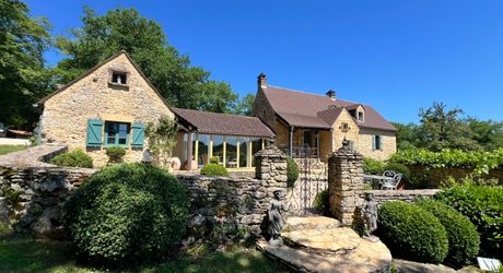 UNE PROPRIÉTÉ CAPTIVANTE COMPRENANT UNE IMPRESSIONNANTE MAISON PRINCIPALE, UNE TOUR ET UN STUDIO APPARTEMENT, 2 BELLES MAISONS D'AMIS, PISCINE ET GARAGE, SUR PLUS DE 7 HECTARES AVEC UNE VUE À COUPER LE SOUFFLE, ENTRE LES EYZIES ET SARLAT. PF90328