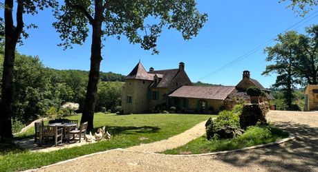 UNE PROPRIÉTÉ CAPTIVANTE COMPRENANT UNE IMPRESSIONNANTE MAISON PRINCIPALE, UNE TOUR ET UN STUDIO APPARTEMENT, 2 BELLES MAISONS D'AMIS, PISCINE ET GARAGE, SUR PLUS DE 7 HECTARES AVEC UNE VUE À COUPER LE SOUFFLE, ENTRE LES EYZIES ET SARLAT. PF90328