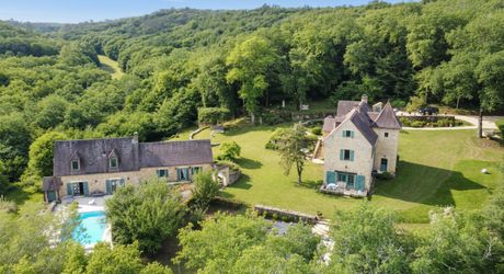 UNE PROPRIÉTÉ CAPTIVANTE COMPRENANT UNE IMPRESSIONNANTE MAISON PRINCIPALE, UNE TOUR ET UN STUDIO APPARTEMENT, 2 BELLES MAISONS D'AMIS, PISCINE ET GARAGE, SUR PLUS DE 7 HECTARES AVEC UNE VUE À COUPER LE SOUFFLE, ENTRE LES EYZIES ET SARLAT. PF90328