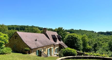 UNE PROPRIÉTÉ CAPTIVANTE COMPRENANT UNE IMPRESSIONNANTE MAISON PRINCIPALE, UNE TOUR ET UN STUDIO APPARTEMENT, 2 BELLES MAISONS D'AMIS, PISCINE ET GARAGE, SUR PLUS DE 7 HECTARES AVEC UNE VUE À COUPER LE SOUFFLE, ENTRE LES EYZIES ET SARLAT. PF90328