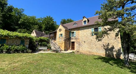 UNE PROPRIÉTÉ CAPTIVANTE COMPRENANT UNE IMPRESSIONNANTE MAISON PRINCIPALE, UNE TOUR ET UN STUDIO APPARTEMENT, 2 BELLES MAISONS D'AMIS, PISCINE ET GARAGE, SUR PLUS DE 7 HECTARES AVEC UNE VUE À COUPER LE SOUFFLE, ENTRE LES EYZIES ET SARLAT. PF90328