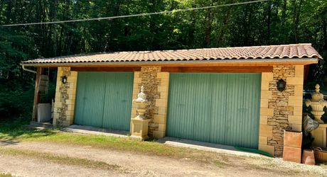 UNE PROPRIÉTÉ CAPTIVANTE COMPRENANT UNE IMPRESSIONNANTE MAISON PRINCIPALE, UNE TOUR ET UN STUDIO APPARTEMENT, 2 BELLES MAISONS D'AMIS, PISCINE ET GARAGE, SUR PLUS DE 7 HECTARES AVEC UNE VUE À COUPER LE SOUFFLE, ENTRE LES EYZIES ET SARLAT. PF90328