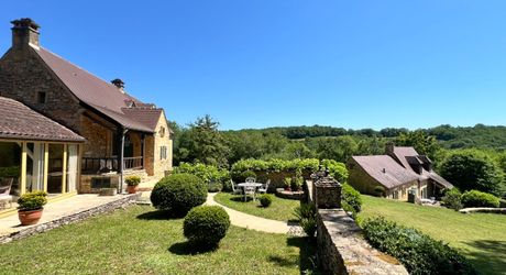 UNE PROPRIÉTÉ CAPTIVANTE COMPRENANT UNE IMPRESSIONNANTE MAISON PRINCIPALE, UNE TOUR ET UN STUDIO APPARTEMENT, 2 BELLES MAISONS D'AMIS, PISCINE ET GARAGE, SUR PLUS DE 7 HECTARES AVEC UNE VUE À COUPER LE SOUFFLE, ENTRE LES EYZIES ET SARLAT. PF90328