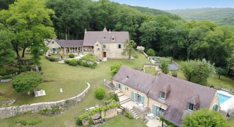 UNE PROPRIÉTÉ CAPTIVANTE COMPRENANT UNE IMPRESSIONNANTE MAISON PRINCIPALE, UNE TOUR ET UN STUDIO APPARTEMENT, 2 BELLES MAISONS D'AMIS, PISCINE ET GARAGE, SUR PLUS DE 7 HECTARES AVEC UNE VUE À COUPER LE SOUFFLE, ENTRE LES EYZIES ET SARLAT. PF90328