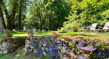 UNE PROPRIÉTÉ CAPTIVANTE COMPRENANT UNE IMPRESSIONNANTE MAISON PRINCIPALE, UNE TOUR ET UN STUDIO APPARTEMENT, 2 BELLES MAISONS D'AMIS, PISCINE ET GARAGE, SUR PLUS DE 7 HECTARES AVEC UNE VUE À COUPER LE SOUFFLE, ENTRE LES EYZIES ET SARLAT. PF90328