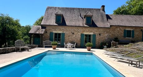 UNE PROPRIÉTÉ CAPTIVANTE COMPRENANT UNE IMPRESSIONNANTE MAISON PRINCIPALE, UNE TOUR ET UN STUDIO APPARTEMENT, 2 BELLES MAISONS D'AMIS, PISCINE ET GARAGE, SUR PLUS DE 7 HECTARES AVEC UNE VUE À COUPER LE SOUFFLE, ENTRE LES EYZIES ET SARLAT. PF90328