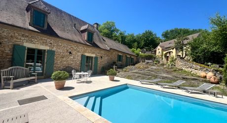 UNE PROPRIÉTÉ CAPTIVANTE COMPRENANT UNE IMPRESSIONNANTE MAISON PRINCIPALE, UNE TOUR ET UN STUDIO APPARTEMENT, 2 BELLES MAISONS D'AMIS, PISCINE ET GARAGE, SUR PLUS DE 7 HECTARES AVEC UNE VUE À COUPER LE SOUFFLE, ENTRE LES EYZIES ET SARLAT. PF90328