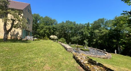 UNE PROPRIÉTÉ CAPTIVANTE COMPRENANT UNE IMPRESSIONNANTE MAISON PRINCIPALE, UNE TOUR ET UN STUDIO APPARTEMENT, 2 BELLES MAISONS D'AMIS, PISCINE ET GARAGE, SUR PLUS DE 7 HECTARES AVEC UNE VUE À COUPER LE SOUFFLE, ENTRE LES EYZIES ET SARLAT. PF90328