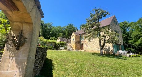 UNE PROPRIÉTÉ CAPTIVANTE COMPRENANT UNE IMPRESSIONNANTE MAISON PRINCIPALE, UNE TOUR ET UN STUDIO APPARTEMENT, 2 BELLES MAISONS D'AMIS, PISCINE ET GARAGE, SUR PLUS DE 7 HECTARES AVEC UNE VUE À COUPER LE SOUFFLE, ENTRE LES EYZIES ET SARLAT. PF90328