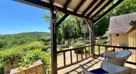 UNE PROPRIÉTÉ CAPTIVANTE COMPRENANT UNE IMPRESSIONNANTE MAISON PRINCIPALE, UNE TOUR ET UN STUDIO APPARTEMENT, 2 BELLES MAISONS D'AMIS, PISCINE ET GARAGE, SUR PLUS DE 7 HECTARES AVEC UNE VUE À COUPER LE SOUFFLE, ENTRE LES EYZIES ET SARLAT. PF90328