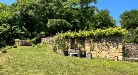 UNE PROPRIÉTÉ CAPTIVANTE COMPRENANT UNE IMPRESSIONNANTE MAISON PRINCIPALE, UNE TOUR ET UN STUDIO APPARTEMENT, 2 BELLES MAISONS D'AMIS, PISCINE ET GARAGE, SUR PLUS DE 7 HECTARES AVEC UNE VUE À COUPER LE SOUFFLE, ENTRE LES EYZIES ET SARLAT. PF90328