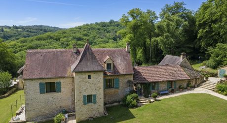 UNE PROPRIÉTÉ CAPTIVANTE COMPRENANT UNE IMPRESSIONNANTE MAISON PRINCIPALE, UNE TOUR ET UN STUDIO APPARTEMENT, 2 BELLES MAISONS D'AMIS, PISCINE ET GARAGE, SUR PLUS DE 7 HECTARES AVEC UNE VUE À COUPER LE SOUFFLE, ENTRE LES EYZIES ET SARLAT. PF90328