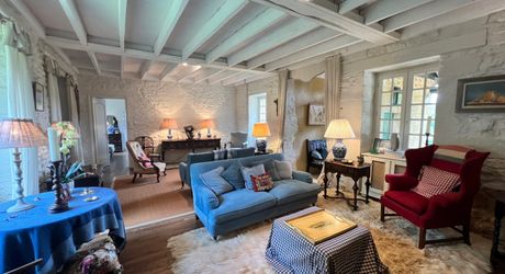 UNE PROPRIÉTÉ CAPTIVANTE COMPRENANT UNE IMPRESSIONNANTE MAISON PRINCIPALE, UNE TOUR ET UN STUDIO APPARTEMENT, 2 BELLES MAISONS D'AMIS, PISCINE ET GARAGE, SUR PLUS DE 7 HECTARES AVEC UNE VUE À COUPER LE SOUFFLE, ENTRE LES EYZIES ET SARLAT. PF90328