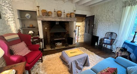 UNE PROPRIÉTÉ CAPTIVANTE COMPRENANT UNE IMPRESSIONNANTE MAISON PRINCIPALE, UNE TOUR ET UN STUDIO APPARTEMENT, 2 BELLES MAISONS D'AMIS, PISCINE ET GARAGE, SUR PLUS DE 7 HECTARES AVEC UNE VUE À COUPER LE SOUFFLE, ENTRE LES EYZIES ET SARLAT. PF90328