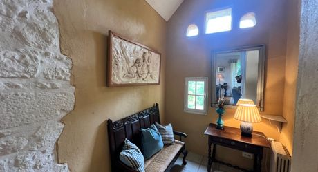 UNE PROPRIÉTÉ CAPTIVANTE COMPRENANT UNE IMPRESSIONNANTE MAISON PRINCIPALE, UNE TOUR ET UN STUDIO APPARTEMENT, 2 BELLES MAISONS D'AMIS, PISCINE ET GARAGE, SUR PLUS DE 7 HECTARES AVEC UNE VUE À COUPER LE SOUFFLE, ENTRE LES EYZIES ET SARLAT. PF90328