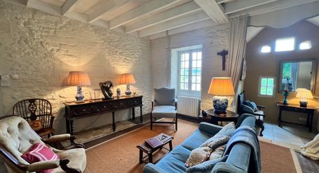 UNE PROPRIÉTÉ CAPTIVANTE COMPRENANT UNE IMPRESSIONNANTE MAISON PRINCIPALE, UNE TOUR ET UN STUDIO APPARTEMENT, 2 BELLES MAISONS D'AMIS, PISCINE ET GARAGE, SUR PLUS DE 7 HECTARES AVEC UNE VUE À COUPER LE SOUFFLE, ENTRE LES EYZIES ET SARLAT. PF90328